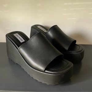 STEVE MADDEN - Black Platform Sandal - 9.5